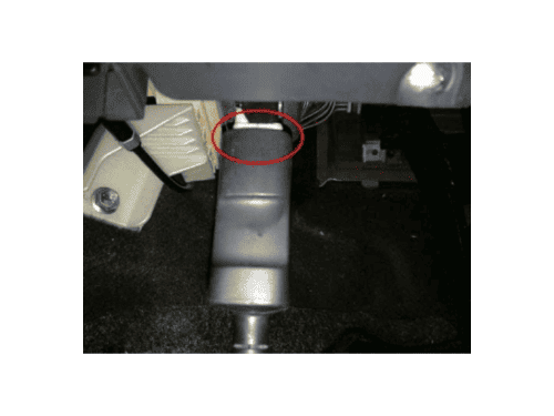 Localisation du connecteur de diagnostic OBD entouré en rouge dans une Fiat Sedici