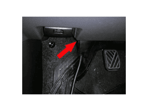 Emplacement de la prise OBD de diagnostic sur une Fiat Sedici vers le repose pied