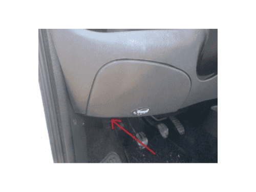 Emplacement de la manette de capot sous le tableau de bord d une Fiat Seicento