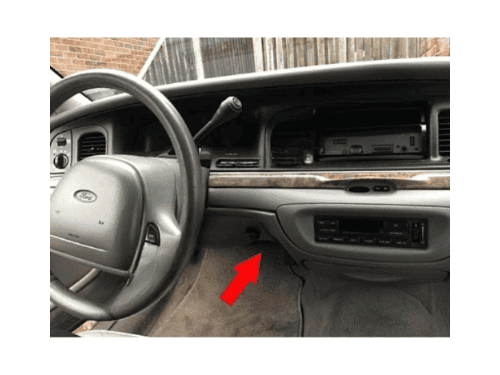 Emplacement de la prise OBD2 sous le tableau de bord d une Ford Crown Victoria
