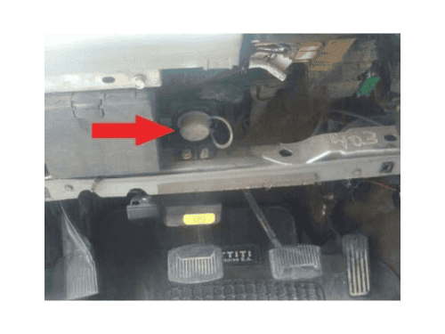 Emplacement du connecteur OBD sous le volant d un Ford F100 pour outil de diagnostic