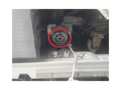 Emplacement de la prise de diagnostic ronde encerclée de rouge sur une Ford F100