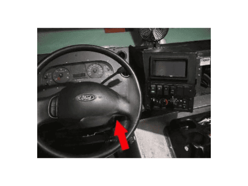 Tableau de bord de camionnette Ford F-59 avec flèche rouge pointant vers le connecteur diagnostic