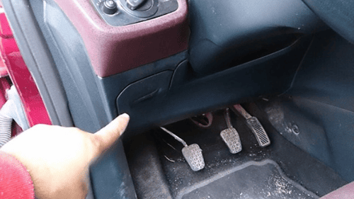 Doigt pointant vers l emplacement de la prise OBD sur Ford Fiesta pour diagnostic