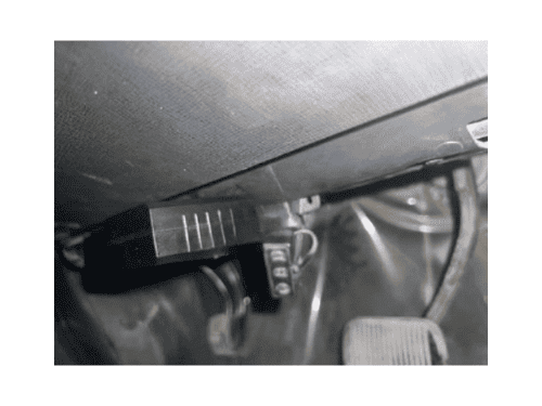 Localisation du connecteur OBD de diagnostic sous le volant d une Ford Flex