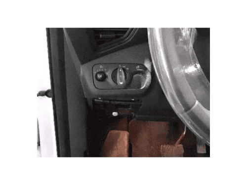 Commande de réglage des phares et des feux de route sur le tableau de bord d'une Ford Kuga 3