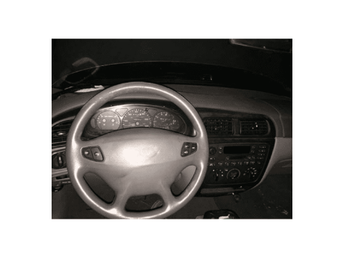 Tableau de bord et volant d'une Ford Taurus compatible avec le diagnostic iCarsoft