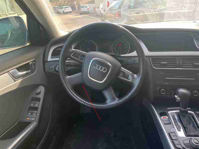 Vue de l habitacle d une Audi A4 Allroad avec son volant et ses instruments de bord
