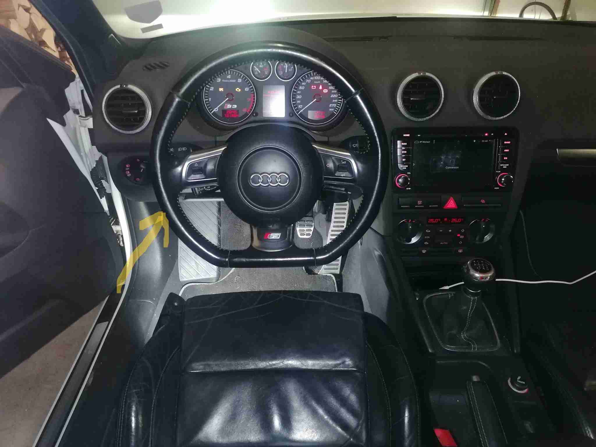 Interieur et tableau de bord d une Audi S3 pour diagnostic auto OBD