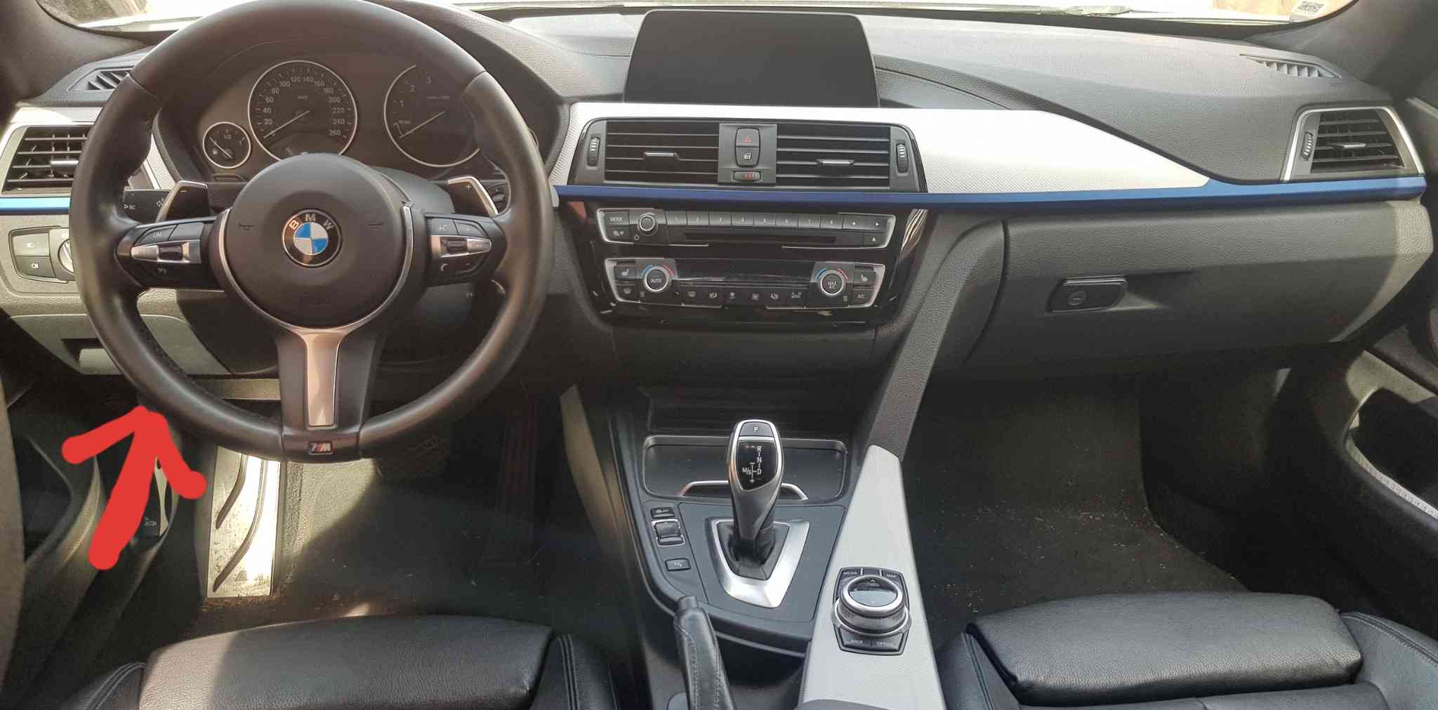 Vue interieure d une BMW 420i avec volant sport M et boite automatique