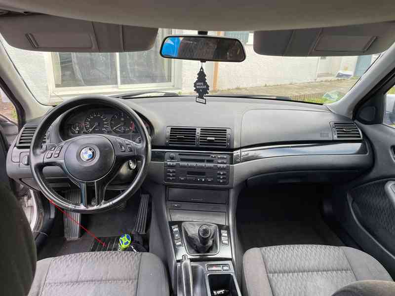 Vue intérieure de l habitacle d une BMW Série 3 E46 avec volant et planche de bord