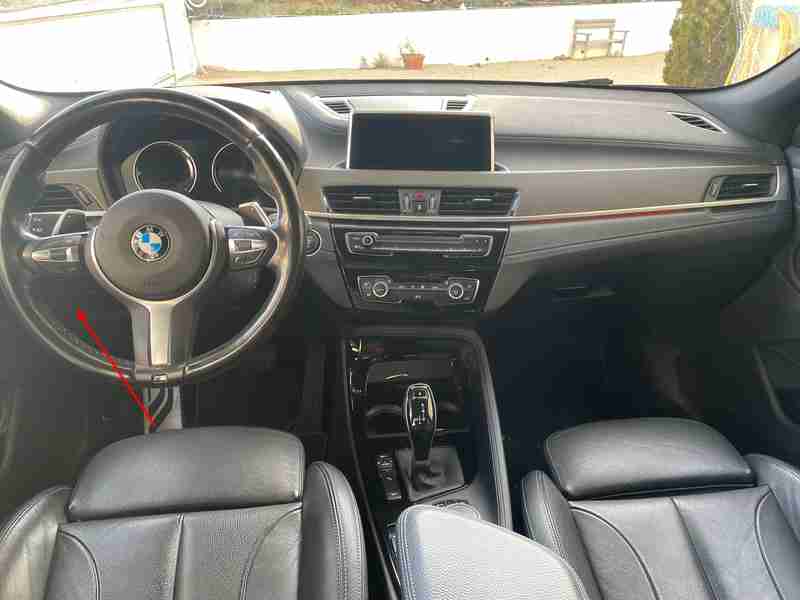 Vue intérieure de l habitacle d une BMW X2 xDrive F39 avec volant sport en cuir