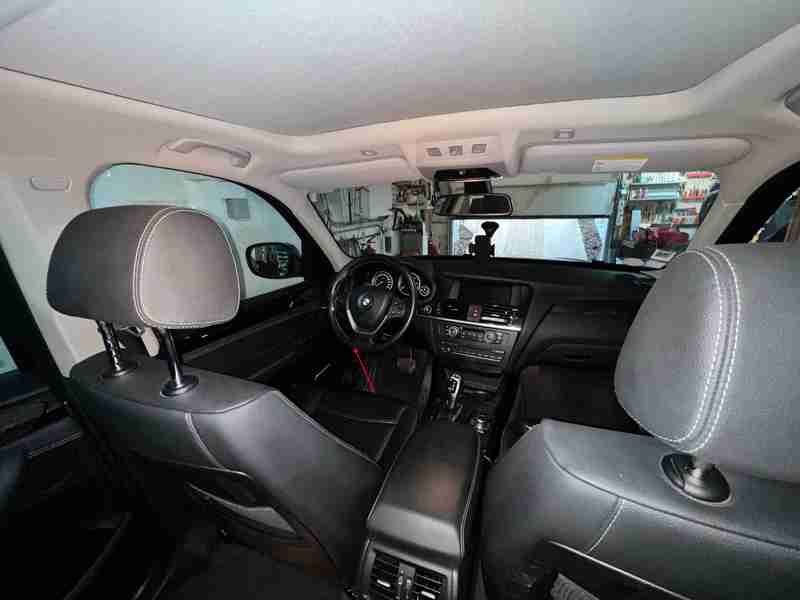 Vue de l interieur de l habitacle en cuir noir d une BMW X3 F25 30d compatible diagnostic iCarsoft