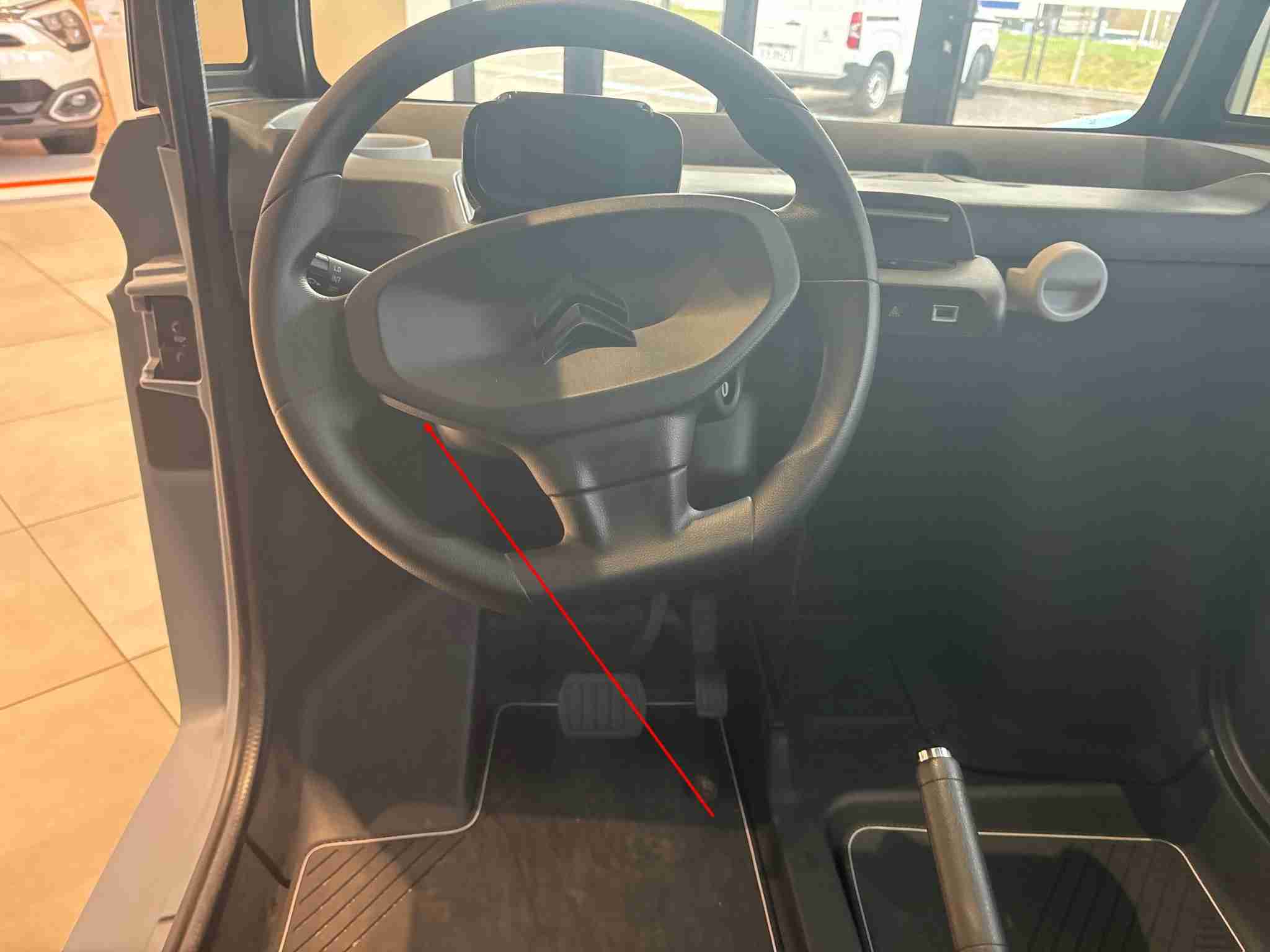 Vue de l intérieur et du volant d une Citroën Ami avec repère pour le diagnostic