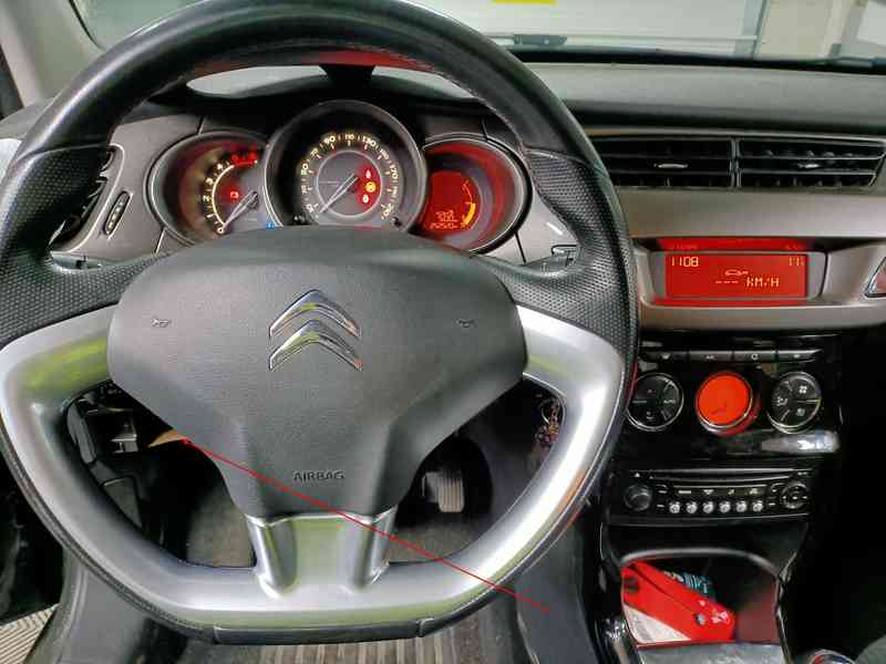 Vue de l habitacle d une Citroen C3 Phase 2 avec volant et ecran de diagnostic