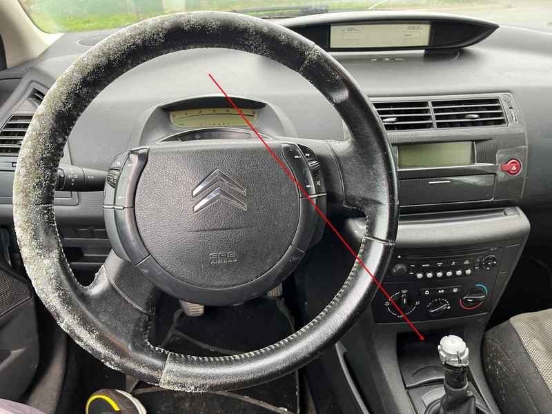 Volant moisi et habitacle abîmé d une Citroën C4 coupé nécessitant une rénovation