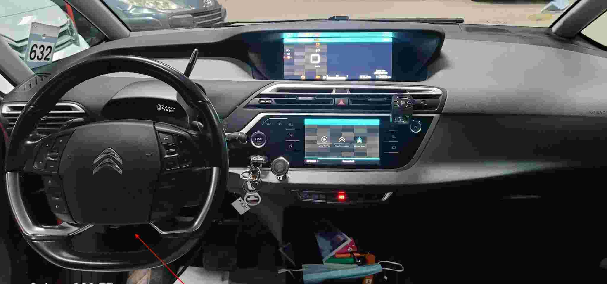 Vue de l intérieur de l habitacle d une Citroën C4 Spacetourer avec les écrans de bord allumés