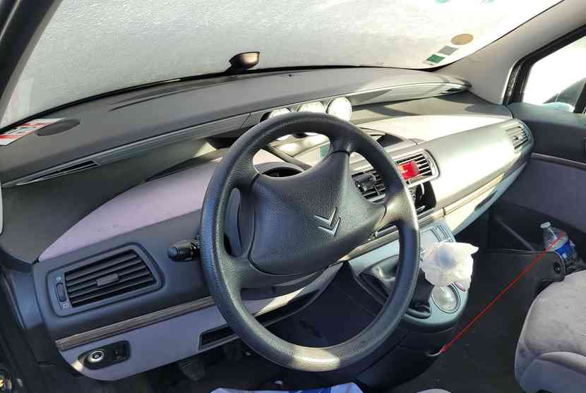 Vue de l'habitacle et du volant d'une Citroën C5 pour diagnostic OBD