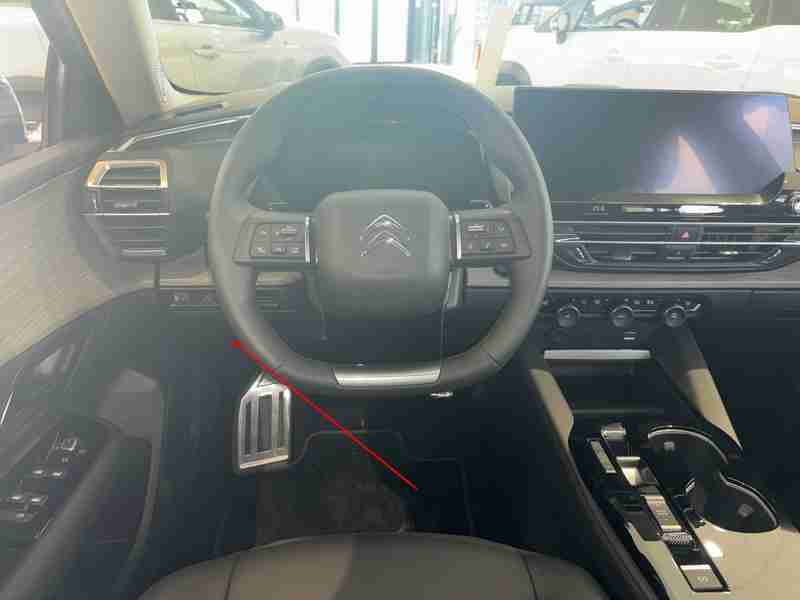 Vue intérieure de la Citroën C5X pour localiser la prise de diagnostic OBD2