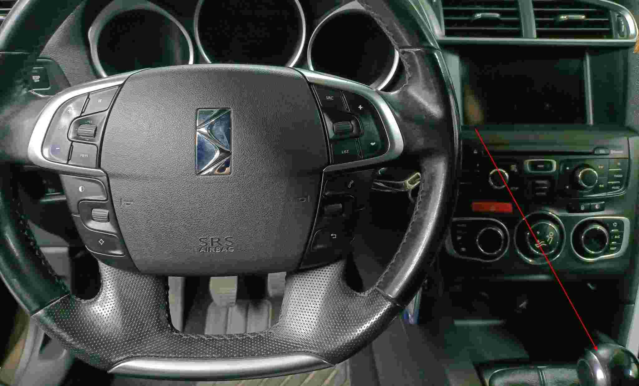 Vue de l'habitacle d'une Citroën DS4 avec volant cuir et console centrale