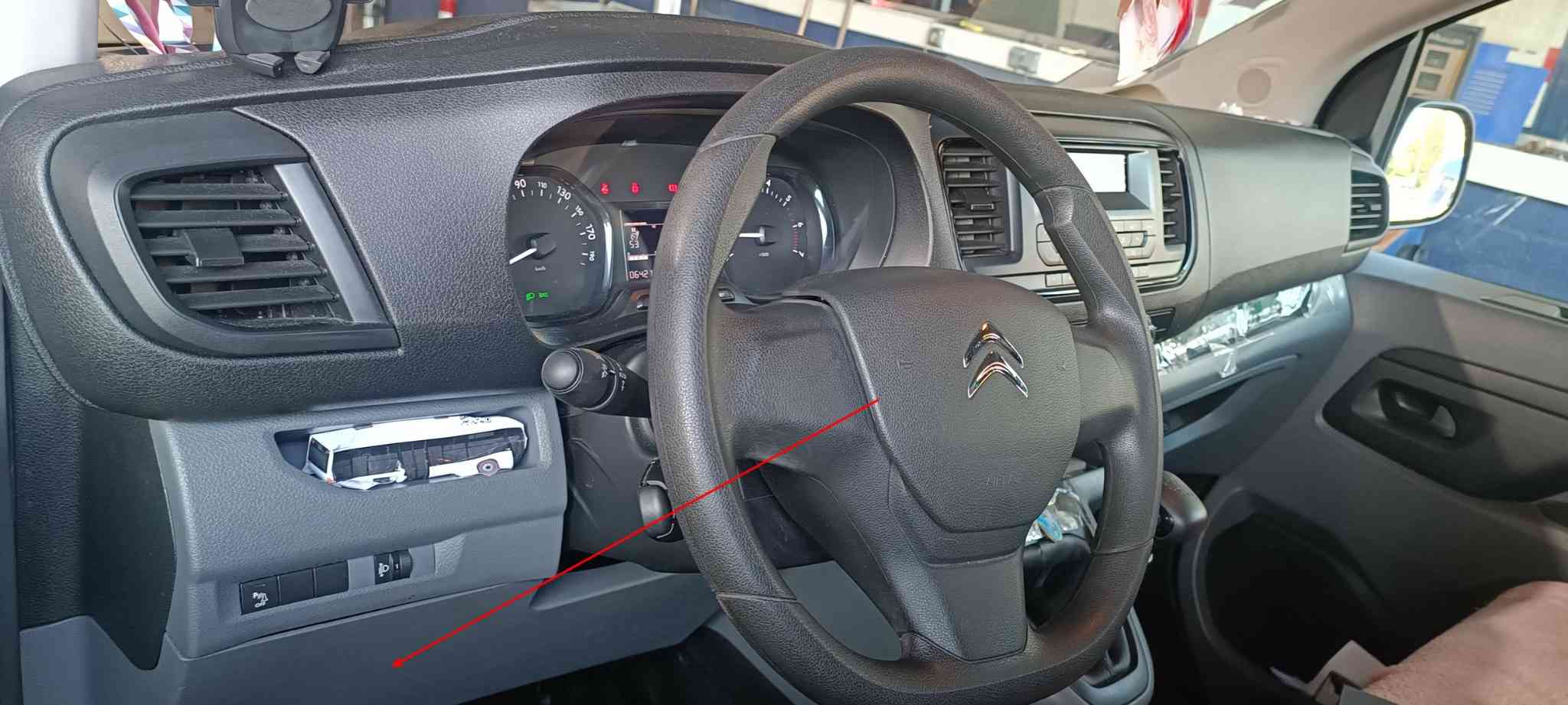 Vue de l habitacle d un utilitaire Citroen Jumpy pour trouver la prise diagnostic OBD