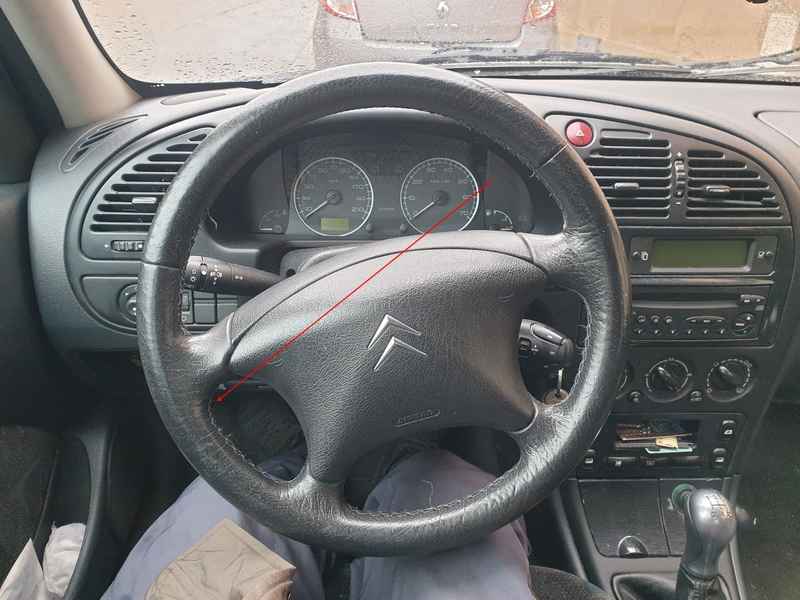 Vue de l habitacle d une Citroen Xsara avec son volant et son tableau de bord