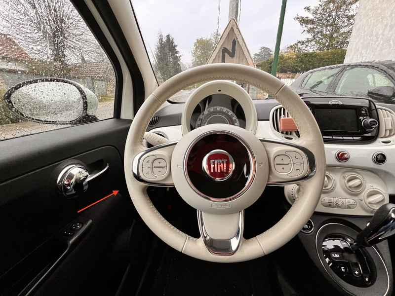 Vue de l habitacle et du volant d une Fiat 500 pour diagnostic auto