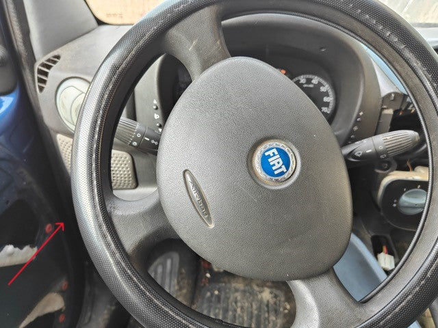 Gros plan sur le volant avec logo Fiat dans l habitacle d un utilitaire Fiat Doblo