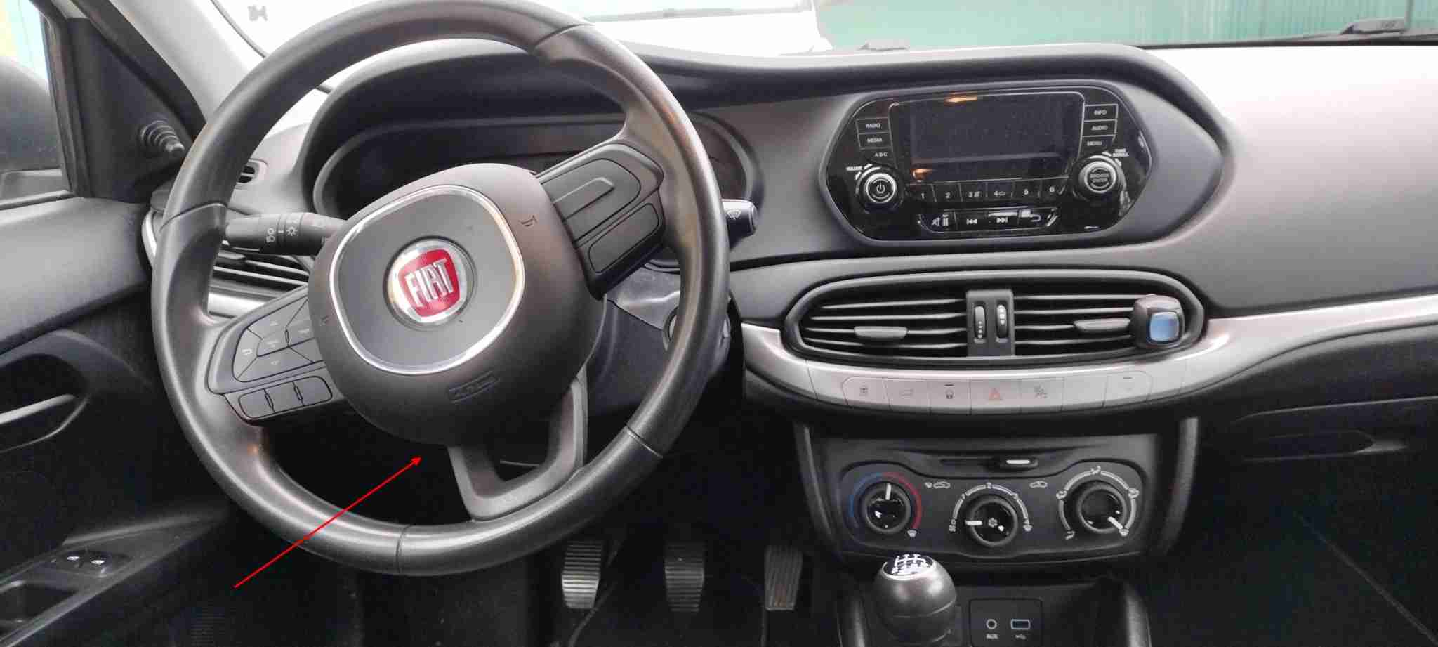 Vue sur le tableau de bord et le volant d une Fiat Tipo compatible avec nos valises de diagnostic