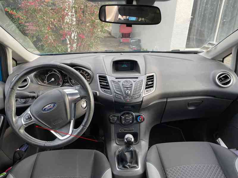 Habitacle et tableau de bord de Ford Fiesta 5 pour diagnostic avec valise iCarsoft