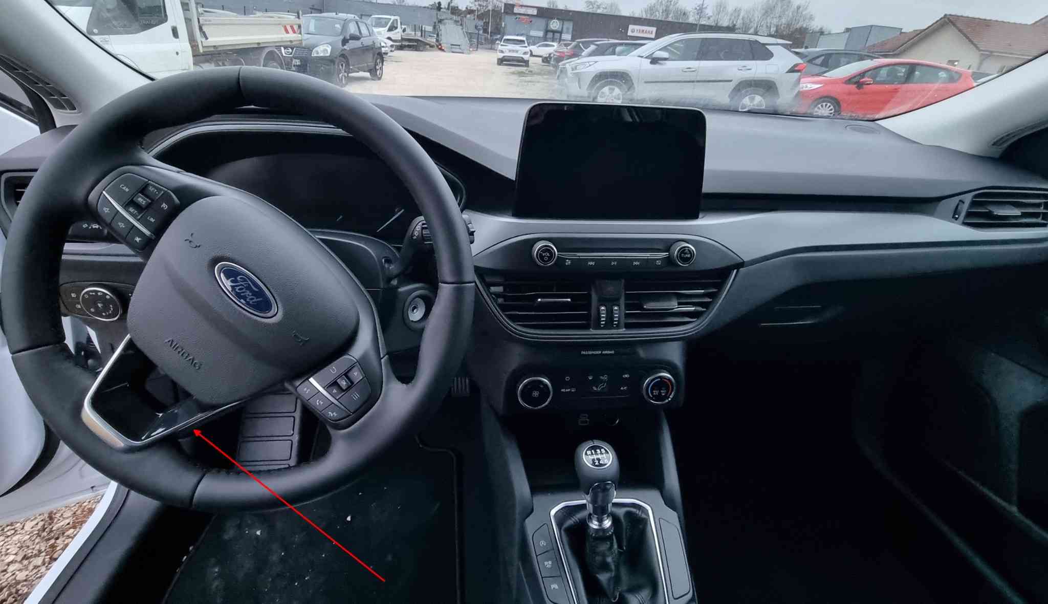 Interieur moderne et volant en cuir d une Ford Focus 2024