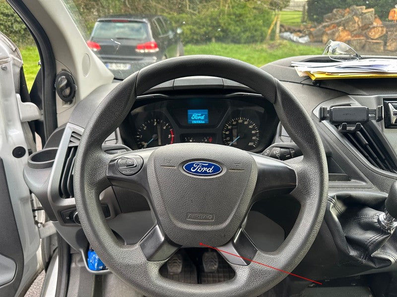 Vue interieure du volant et du tableau de bord d un Ford Transit Custom