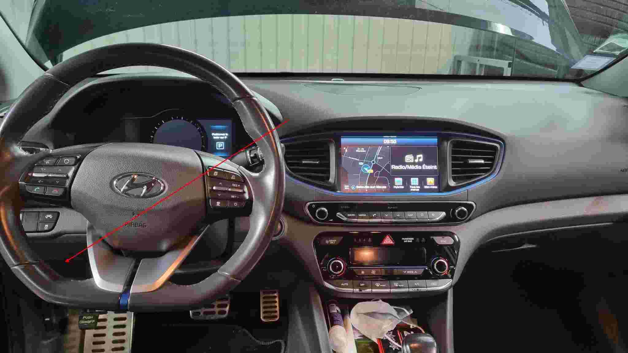 Vue intérieure de la console et du volant d une Hyundai Ioniq pour diagnostic OBD2