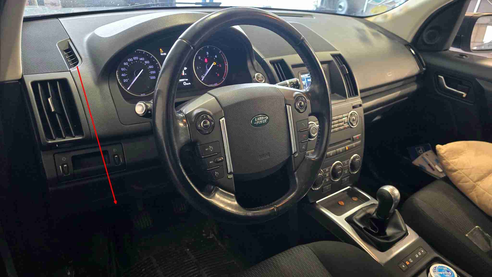 Vue intérieure de l'habitacle d'un Land Rover Freelander 2 avec son volant multifonction
