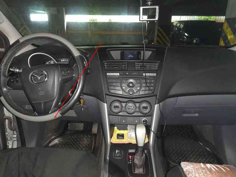 Vue sur le tableau de bord et le volant de l'habitacle d'un pick up Mazda BT 50