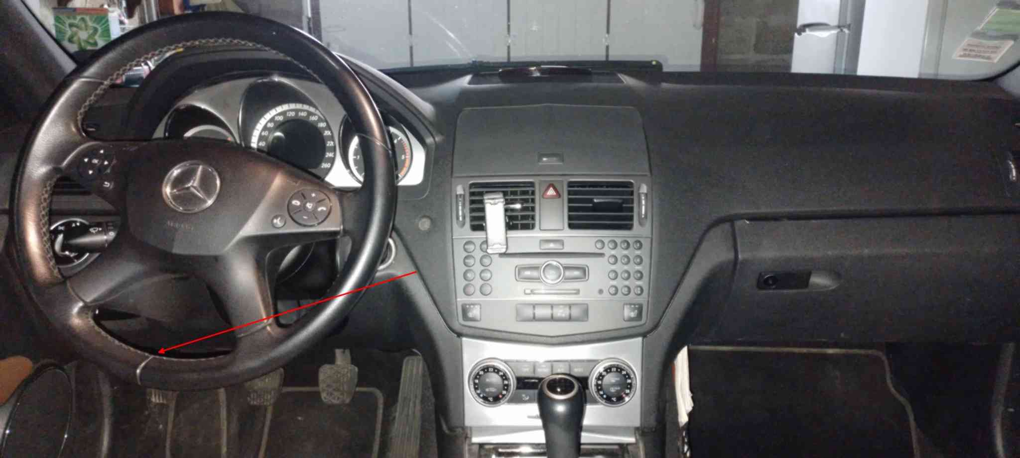 Tableau de bord et volant de l habitacle d une Mercedes Classe C 200