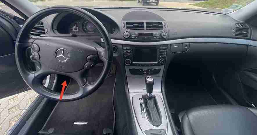 Vue de l'habitacle et du volant d'une Mercedes Classe E W211 pour diagnostic auto