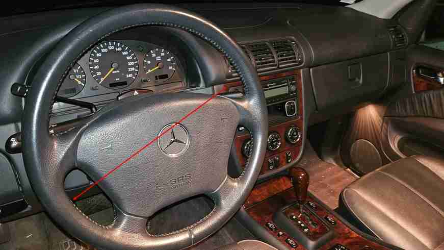 Habitacle d une Mercedes ML 400 avec volant en cuir et tableau de bord en ronce de noyer