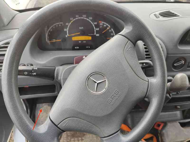 Vue intérieure de l habitacle et du volant d un utilitaire Mercedes Sprinter 313 CDI