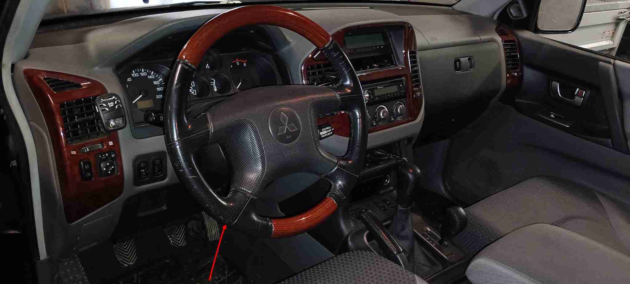 Vue de l interieur et du volant de l habitacle d un Mitsubishi Pajero 3