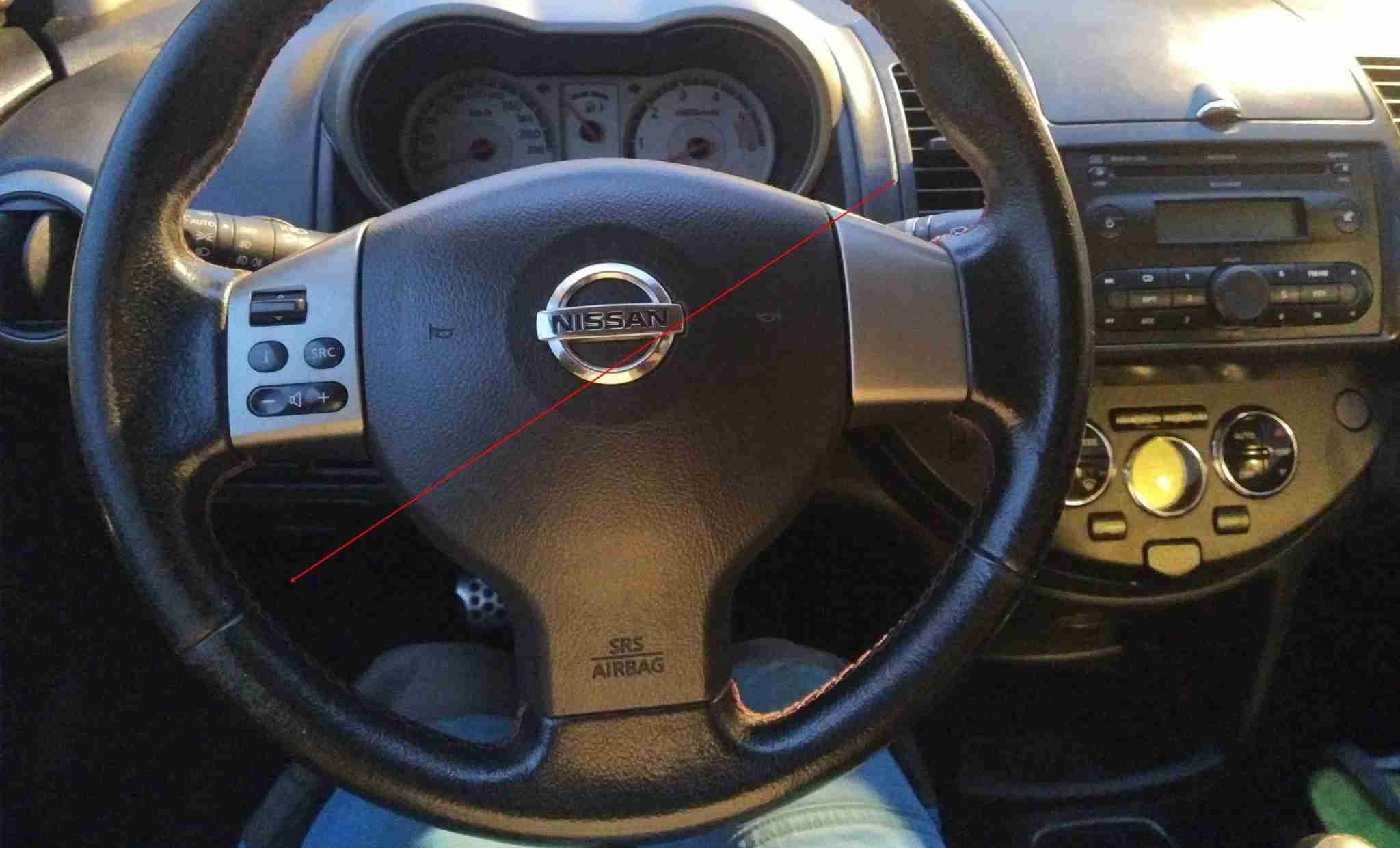 Vue de l habitacle d une Nissan Note avec le volant et le tableau de bord pour diagnostic auto