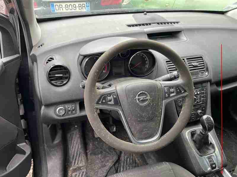 Vue intérieure de la planche de bord et du volant poussiéreux d une Opel Meriva B