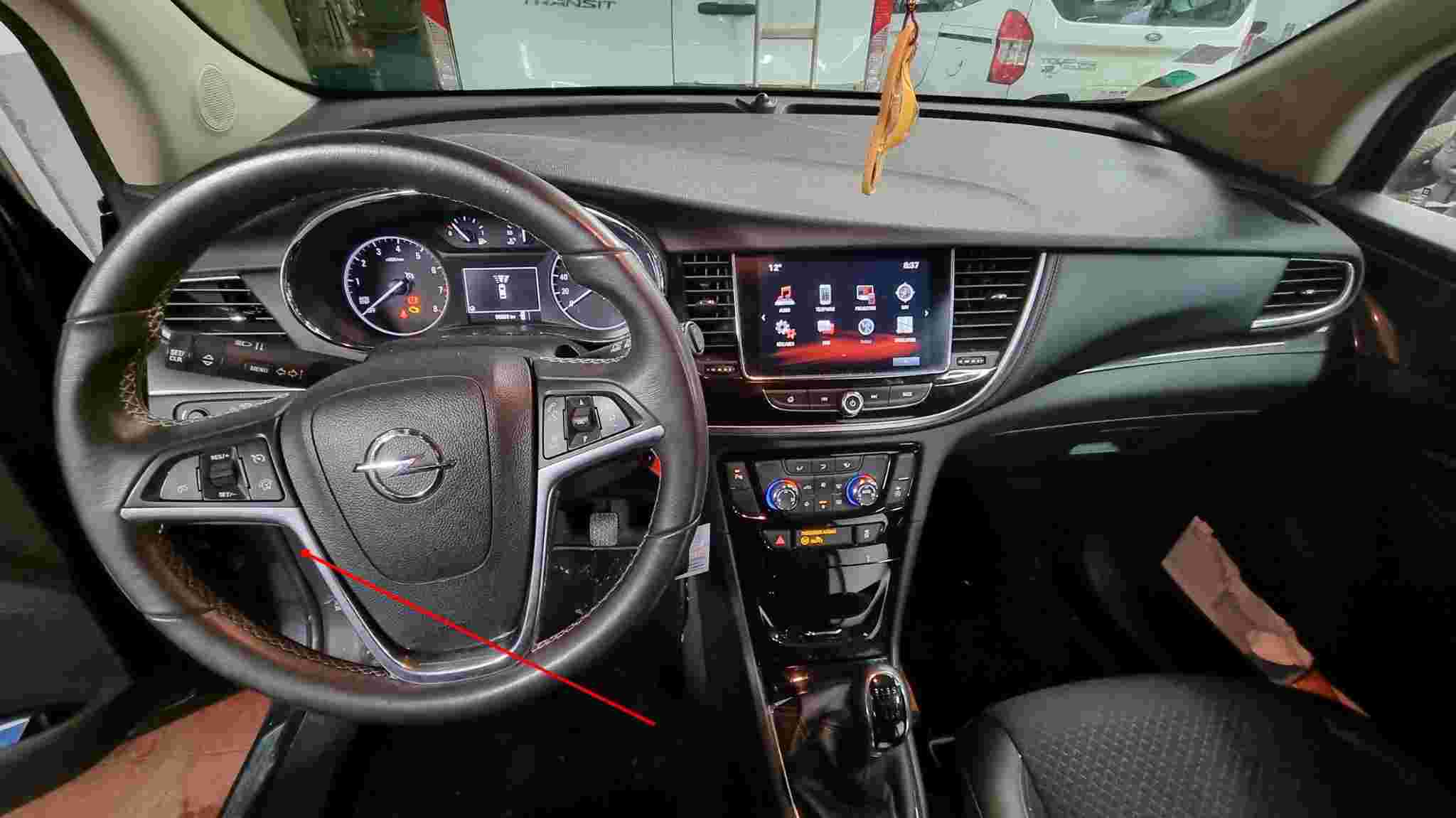 Vue de l interieur et du tableau de bord d une Opel Mokka avec son volant