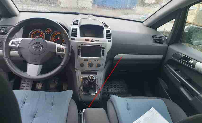 Vue de l habitacle d une Opel Zafira B montrant l emplacement de la prise OBD2