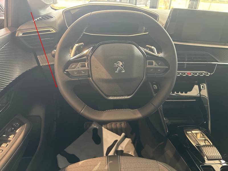 Vue intérieure de l habitacle d une Peugeot 208 II pour le diagnostic automobile
