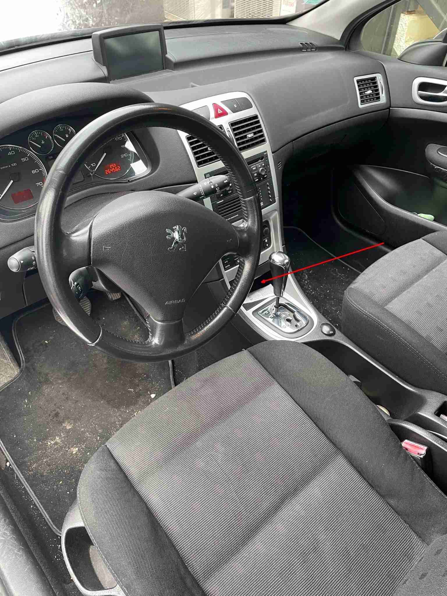 Vue intérieure de l habitacle d une Peugeot 307 phase 2 indiquant la prise de diagnostic OBD2