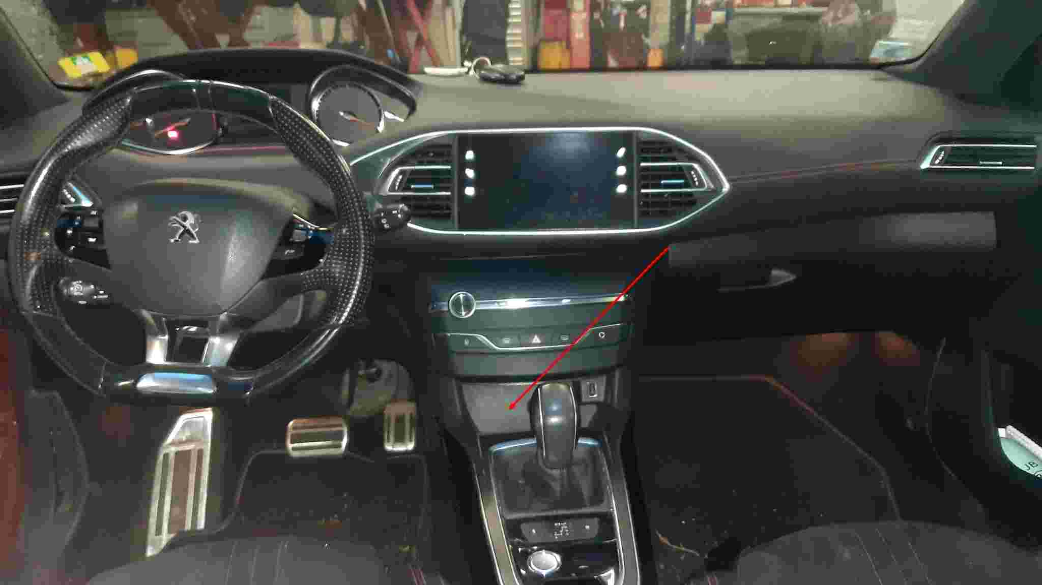 Vue intérieure de l habitacle d une Peugeot 308 II pour diagnostic auto