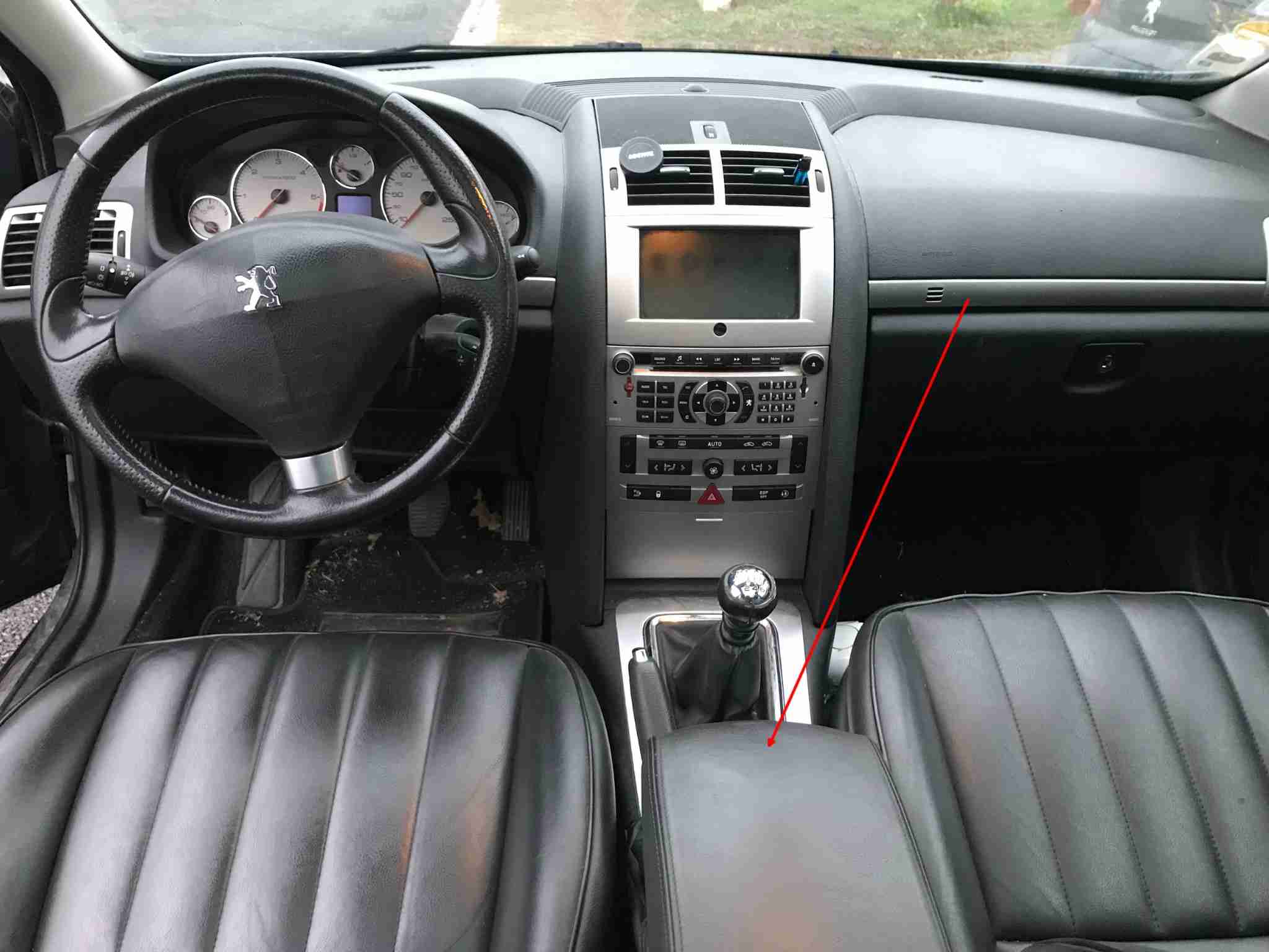 Vue d ensemble de l habitacle d une Peugeot 407 avec ses sieges en cuir noir