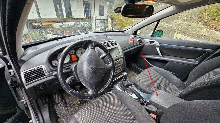 Vue de l habitacle d une Peugeot 407 SW pour diagnostic avec une valise iCarsoft