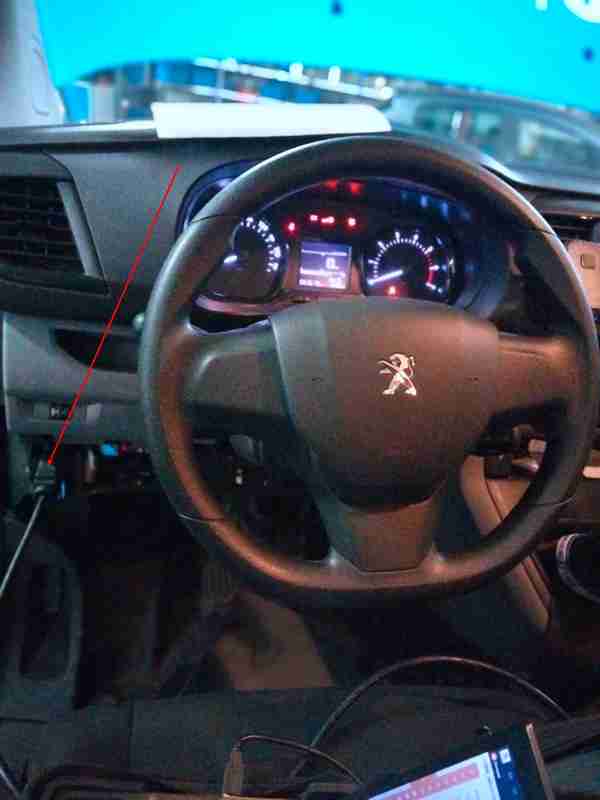Prise de diagnostic OBD connectée sous le volant dans l'habitacle d'un Peugeot Traveller